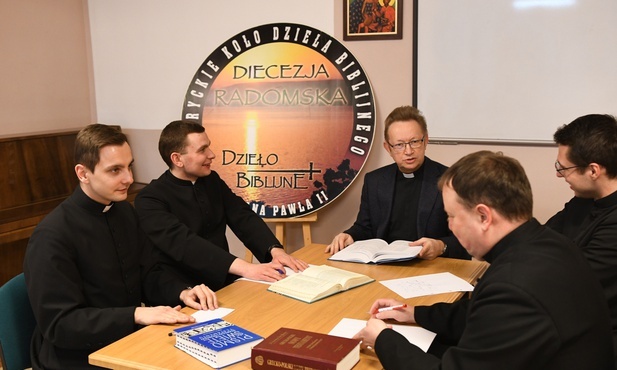 Ks. Jacek Kucharski z członkami Kleryckiego Koła Dzieła Biblijnego Diecezji Radomskiej.