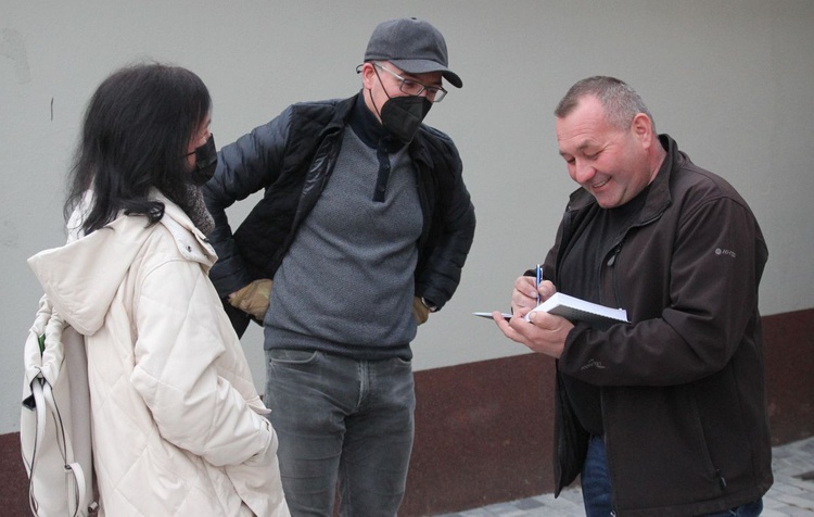 Grzegorz Cieślak z (prawej) notuje wszelkie propozycje pomocy dla uchodźców.