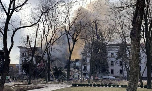 Mariupol: W podziemiach zbombardowanego teatru jest nadal ponad 1300 osób 