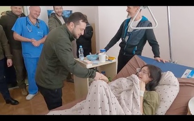 Ukraina. Wołodymyr Zełenski odwiedził rodzinę w szpitalu, która została ranna w czasie ewakuacji