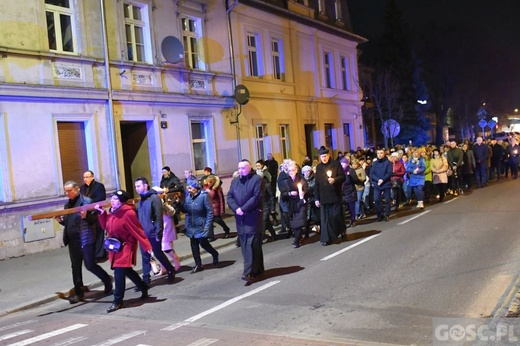 Świebodzin. Droga Krzyżowa o pokój