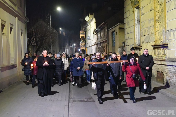 Świebodzin. Droga Krzyżowa o pokój