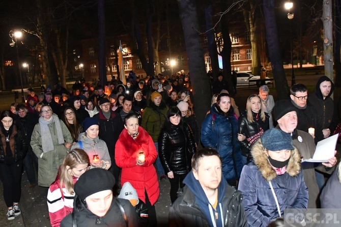 Świebodzin. Droga Krzyżowa o pokój