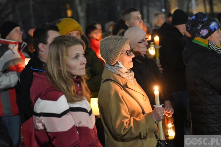 Świebodzin. Droga Krzyżowa o pokój