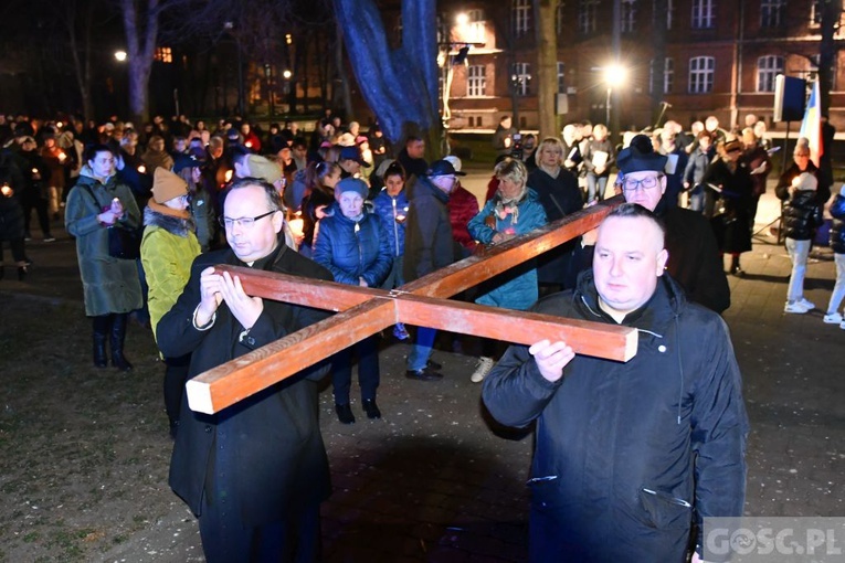 Świebodzin. Droga Krzyżowa o pokój