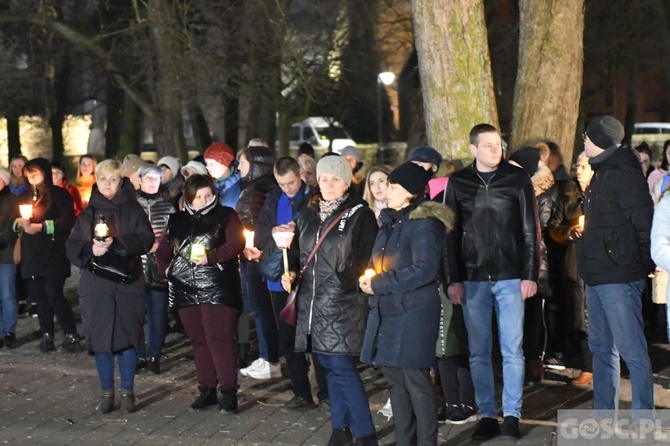 Świebodzin. Droga Krzyżowa o pokój