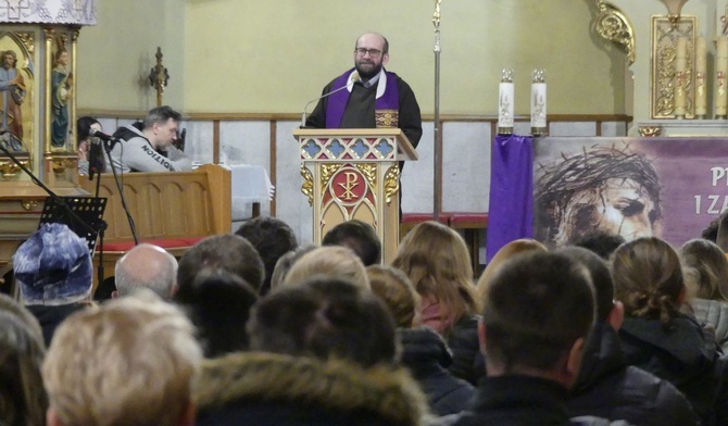 O. Ksawery Knotz w wilkowickim kościele podczas pierwszej konferencji dla małżeństw.