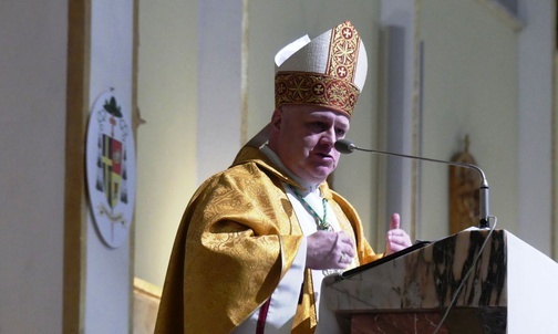 Bp Piotr Greger w złotołańskim kościele podczas Mszy św. odpustowej ku czci św. Józefa.