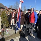 Kwiaty złożono pod obeliskiem żołnierzy NSZ w Milówce.