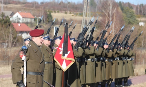 Zmarłego pożegnano z wojskowymi honorami.