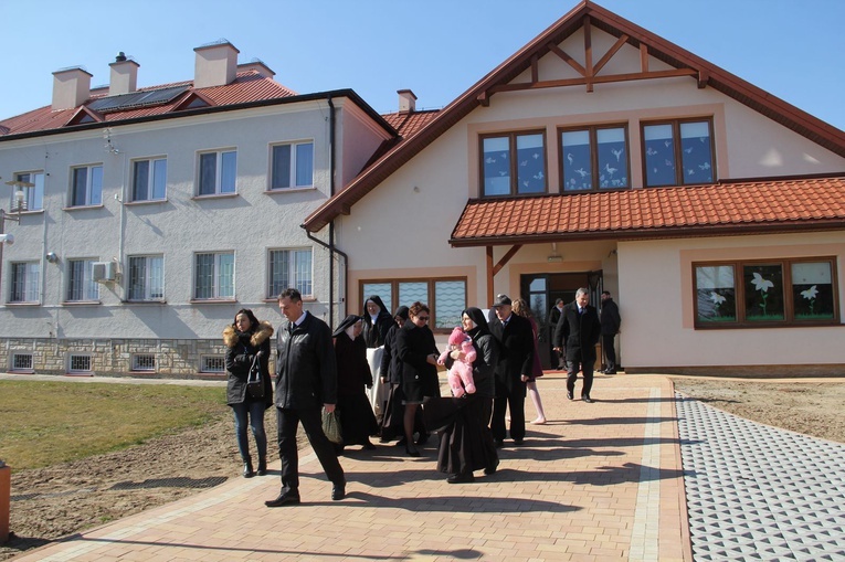 Mielec-Rzochów. Poświęcenie przedszkola sióstr karmelitanek Dzieciątka Jezus