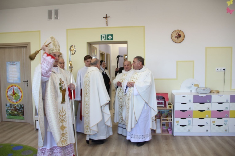 Mielec-Rzochów. Poświęcenie przedszkola sióstr karmelitanek Dzieciątka Jezus