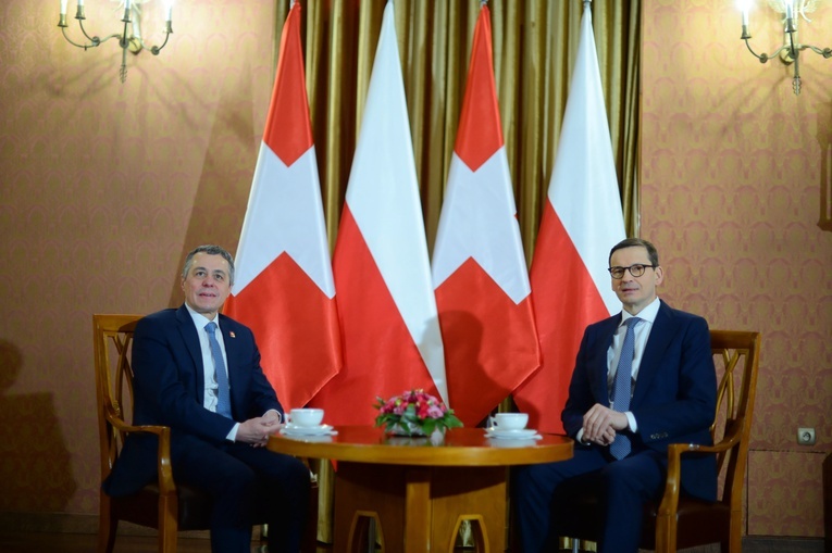 Morawiecki: Namawiam Szwajcarię, aby zamroziła majątki rosyjskich oligarchów w tym kraju