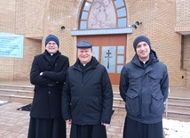 Proboszcz parafii ks. Stefan Misa wraz z wikariuszami: ks. Jakubem (od lewej) i ks. Maciejem. 