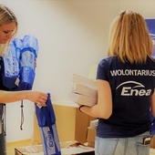 Dary dla potrzebujących pomagają pakować wolontariusze.