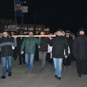 Kilkuset mieszkańców przeszło ulicami Dzwoli.
