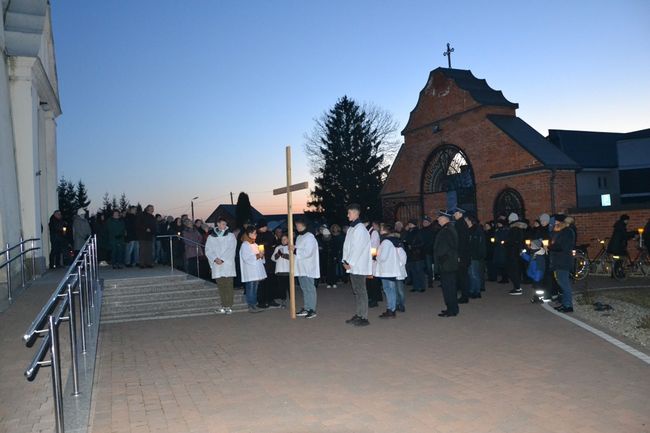 Dzwola. Gminna Droga Krzyżowa