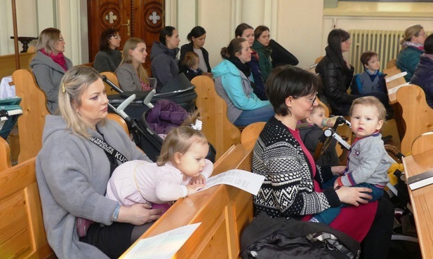 Mamy przeżywają swoje rekolekcje wielkopostne w kaplicy sióstr boromeuszek w Cieszynie.