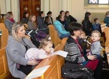 Mamy przeżywają swoje rekolekcje wielkopostne w kaplicy sióstr boromeuszek w Cieszynie.