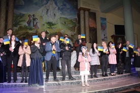 W koncercie "Artyści dla Ukrainy" wystąpili ciechanowscy artyści solowi i zespoły wokalne.