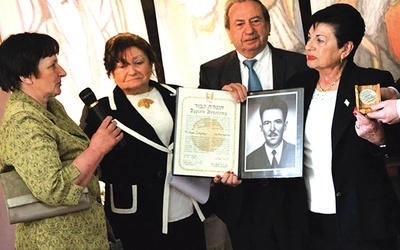▲	Uroczystość wręczenia medalu przyznanego pośmiertnie Feliksowi Żołyni. Od lewej stoją: Krystyna Wołoszynek, Cywia Kessler, Menachem Steinberg i Frimat Goldberger.