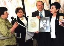 ▲	Uroczystość wręczenia medalu przyznanego pośmiertnie Feliksowi Żołyni. Od lewej stoją: Krystyna Wołoszynek, Cywia Kessler, Menachem Steinberg i Frimat Goldberger.