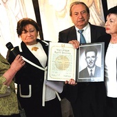 ▲	Uroczystość wręczenia medalu przyznanego pośmiertnie Feliksowi Żołyni. Od lewej stoją: Krystyna Wołoszynek, Cywia Kessler, Menachem Steinberg i Frimat Goldberger.