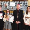 ▲	Zwycięzcy konkursu z biskupem. Od lewej: Szymon Litwińczuk, Jagoda Puchalska i Małgorzata Zielonka.