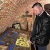 Rafał Piskorek przygotował specjalną gablotę z eksponatami  ze Lwowa.