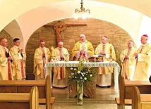 ▲	Jubileuszowa Eucharystia w kaplicy domu biskupów pomocniczych.