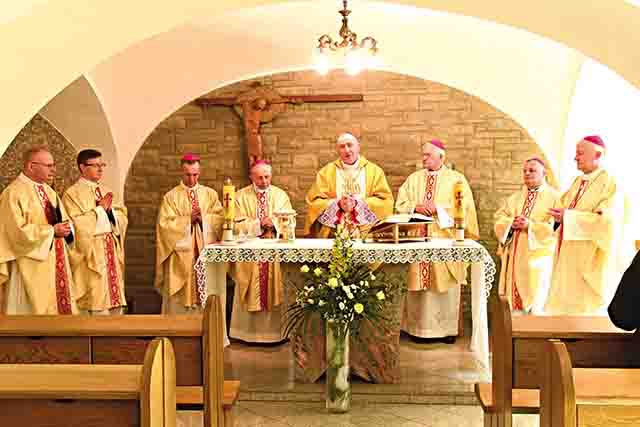 ▲	Jubileuszowa Eucharystia w kaplicy domu biskupów pomocniczych.