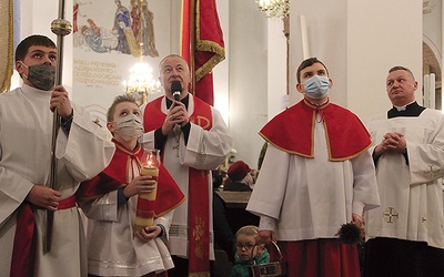 ▲	Biskup poprowadził także nabożeństwo Drogi Krzyżowej.