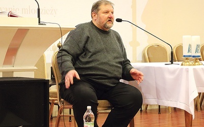 Wiesław Jindraczek na spotkaniu z młodzieżą. 