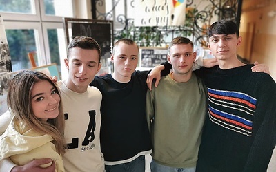 ▲	Młodzi Ukraińcy ze szkoły w Wojniczu także pomagali swoim rodakom. Z lewej Yana Kwasniak, z prawej Viktor Kot. 
