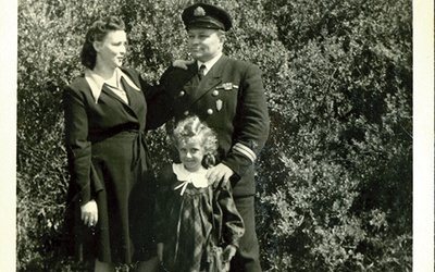 Zdjęcie rodziny Fułków zrobione tuż po II wojnie światowej. Córka Stefana i Józefy Fułków dowiedziała się o swoim prawdziwym pochodzeniu dopiero w 1970 roku.
