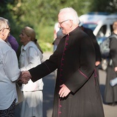 ▲	Zdaniem bp. Jareckiego, gdy aktywny parafianin zaczyna naśladować księży, mamy do czynienia z klerykalizowaniem świeckich, jednak to księża przede wszystkim powinni być ekspertami w sprawach duchowych.