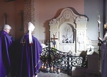 Modlitwa przy grobie, który znajduje się obok kościoła. 
