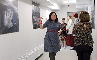 Magdalena Preidl- -Sadłowska oprowadza po nowo otwartej placówce.