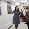 Magdalena Preidl- -Sadłowska oprowadza po nowo otwartej placówce.