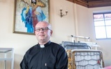 Ks. Krzysztof Cora w domu parafialnym stworzył miejsce dla 10 uchodźców.