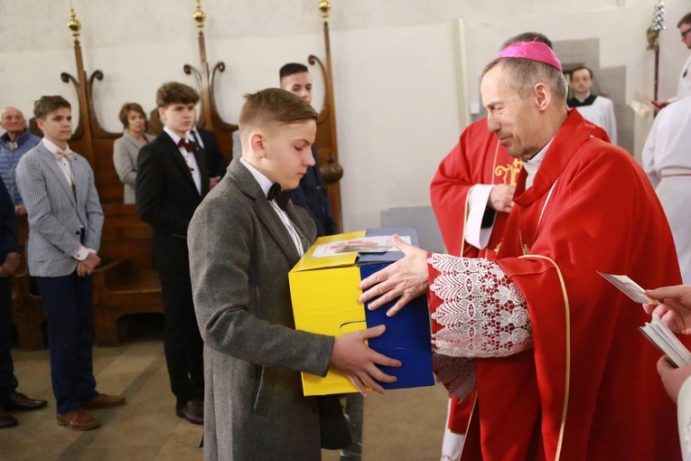 Nowy Sącz. Bierzmowanie w bazylice cz. 1