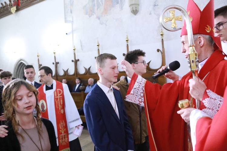 Nowy Sącz. Bierzmowanie w bazylice cz. 1