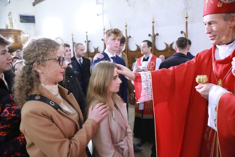 Nowy Sącz. Bierzmowanie w bazylice cz. 1