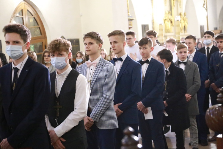 Nowy Sącz. Bierzmowanie w bazylice cz. 1