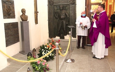 Zgromadzeni wokół grobowca wierni odmówili za zamarłego modlitwę Anioł Pański.