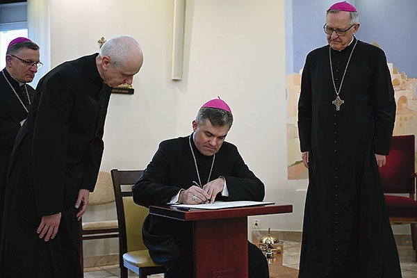 Moment podpisania dokumentów.