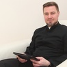 Kapłan studiuje psychoterapię na Papieskim Wydziale Teologicznym we Wrocławiu.