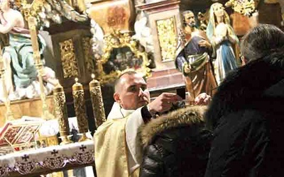 Każdy z uczestników otrzymał szkaplerz. 