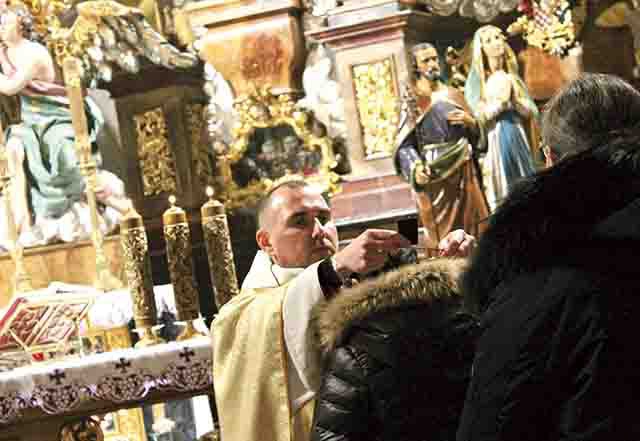 Każdy z uczestników otrzymał szkaplerz. 