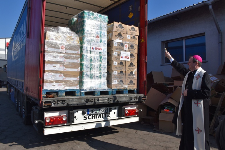 Abp Tadeusz Wojda poświęcił transport przekazywanych darów.